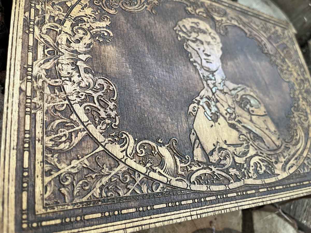 Egy lézergravirozott alkotásomon a híres Dávid szobrot cyberpunk stílusban ábrázoltam, rokokó motívumokkal gazdagítva. A reneszánsz figura modern technológiával összehozva egyedi művészeti élményt teremt, ahol a múlt és jövő találkozik egy lenyűgöző harmóniában.