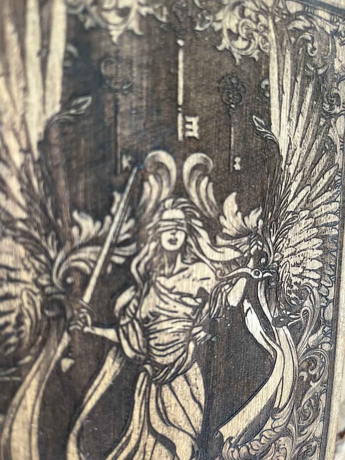 Lézerrel mélyített vonalak örökítik meg Themis, az igazság istennőjének szobrát a képen. Viktoriánus stílusú motívumok ölelik körül, időtlen eleganciával ötvözve a múlt szépségét és a jogosság szellemét. A finom részletek és az antik elemek harmonikus összhangja méltó emléket állít az igazságnak és a történelem tiszteletére. A gravirozott alkotás a szemlélőt magával ragadja, elgondolkodtatva az örökkévaló erkölcsi értékeken és az emberi társadalom fejlődésén keresztül. Ezen képen a múlt és a jelen összeolvad, hogy örökké megőrizzék az igazság diadalát